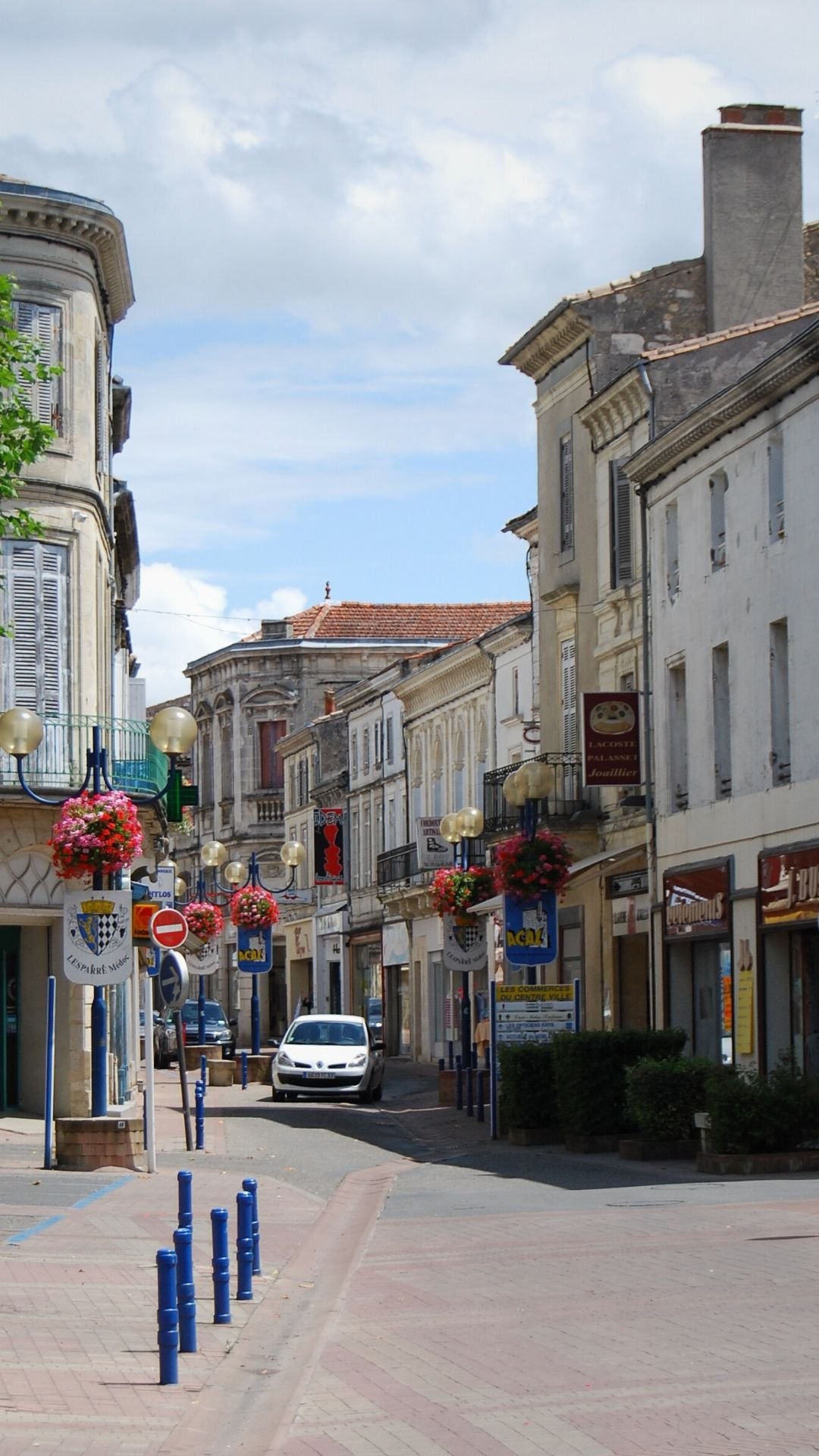 Rue du centre-ville de Lesparre-Médoc (Nouvelle-Aquitaine)