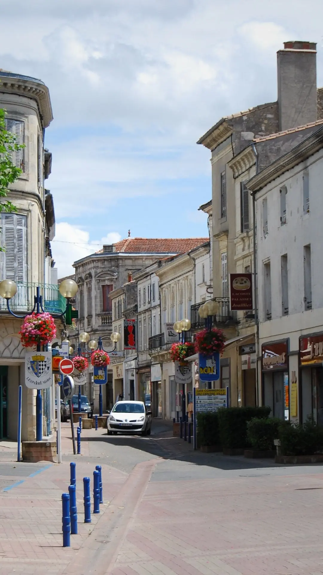 Rue du centre-ville de Lesparre-Médoc (Nouvelle-Aquitaine)