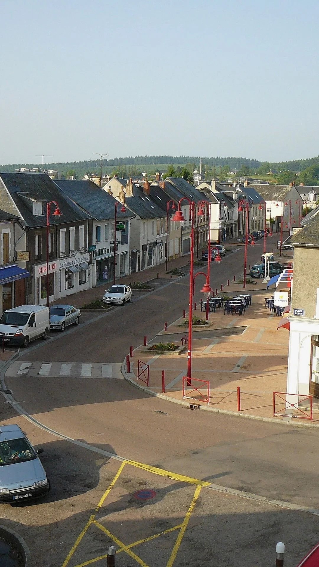 Le boulevard de la République au Château-Chinon (Bourgogne-Franche-Comté.)